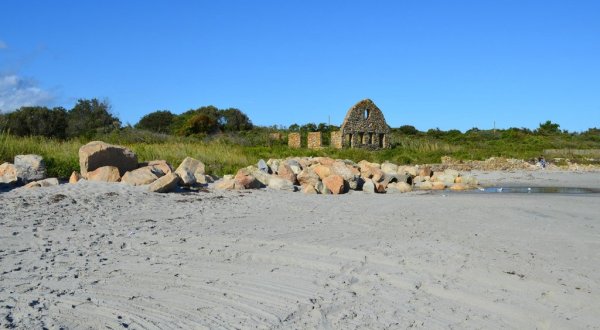 Visit These Hauntingly Beautiful Beachside Ruins In Rhode Island Before The Tourists Return
