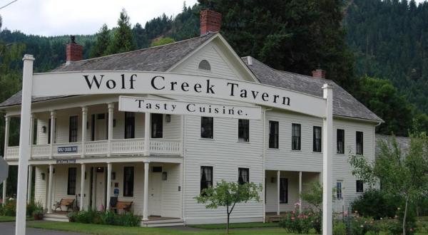 The Oldest Hotel In Oregon Is Also One Of The Most Haunted Places You’ll Ever Sleep