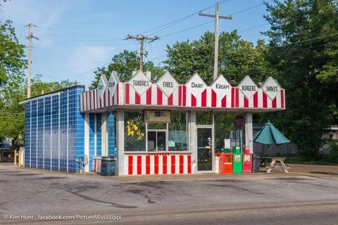 The Tiny Restaurant In Mississippi That's So Worth Waiting In Line For