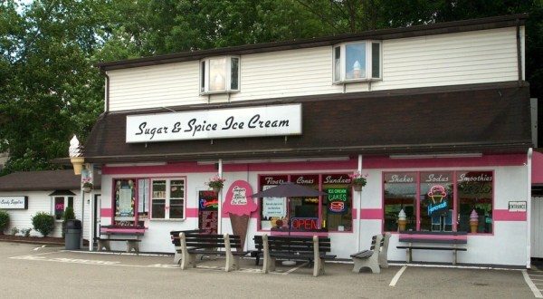 The Retro Ice Cream Parlor In Pittsburgh That Serves Scrumptious Homemade Ice Cream