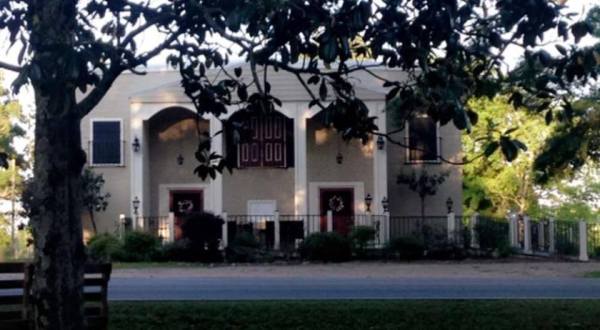 This Restaurant In Mississippi Used To Be A School And You’ll Want To Visit