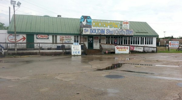 This Ramshackle Cajun Market Hiding In Louisiana Serves The Best Seafood Around