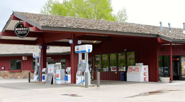 The Best Fried Chicken In Wyoming Actually Comes From A Small Town Gas Station