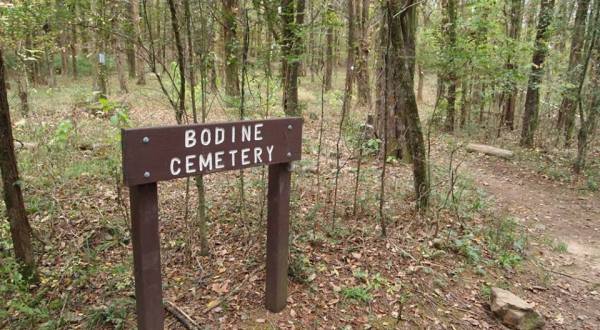 The Awesome Hike In Arkansas That Will Take You Straight To An Abandoned Cemetery