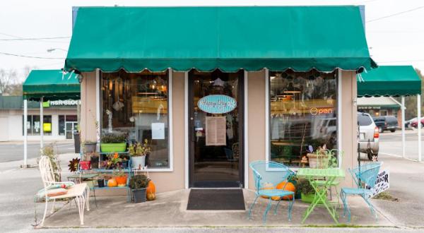 The Charming Café In Small Town Mississippi Where You Can Fill Up On Great Eats And Sweet Treats