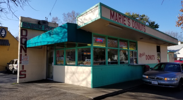 This Old-Timey Donut Shop Serves Up The Tastiest Maple Bars In Northern California
