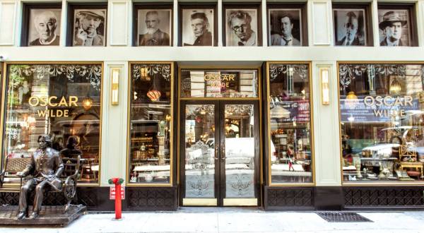 The Oscar Wilde Themed Restaurant Where You Can Find New York’s Longest Bar