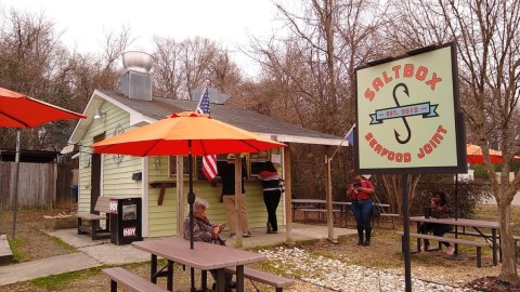This Ramshackle Fish Shack Hiding In North Carolina Serves The Best Seafood Around