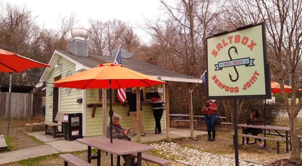 This Ramshackle Fish Shack Hiding In North Carolina Serves The Best Seafood Around