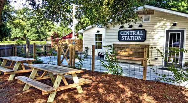 Experience The Best Of Mississippi Wine Country With A Visit To This Charming Restaurant