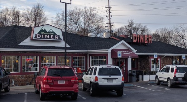 This Unassuming Restaurant In West Virginia Serves The Best Doggone Food You’ve Had In Ages