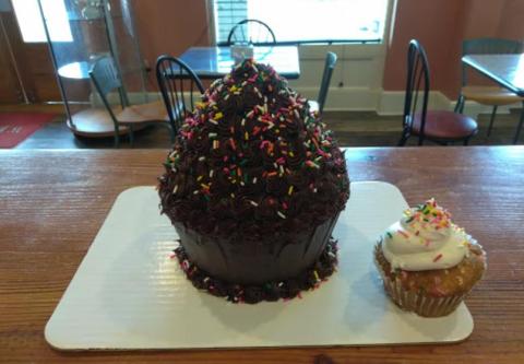 The Cupcakes At This Mississippi Bakery Are So Big They Barely Fit On The Plate