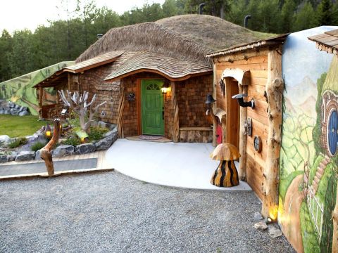 Few People Realize There’s A Hobbit House In Montana Where You Can Stay The Night