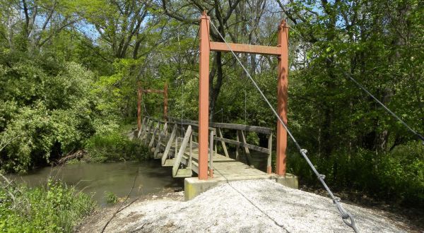 The Beautiful Bridge Hike In Illinois That Will Completely Mesmerize You