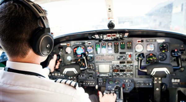 This Is How Much Practice Pilots Need To Fly A Passenger Plane