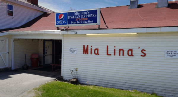 This Miniscule Pizza Shop Is Known For Having The Best Bread In Maine