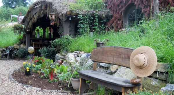Few People Realize There’s A Hobbit House in Virginia Where You Can Stay The Night