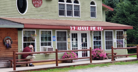 This Apple Pie Restaurant In Vermont Is As All American As It Gets