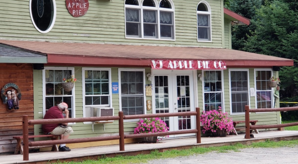 This Apple Pie Restaurant In Vermont Is As All American As It Gets