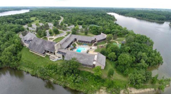 This Dreamy Ohio Resort Is Surrounded By Water And Is Just Waiting For You To Arrive