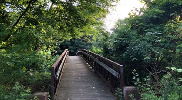 The Magical River Walk In Connecticut That Will Transport You To Another World