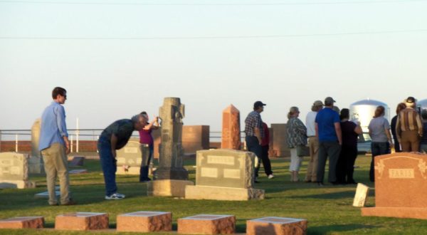Take This Sunset Cemetery Tour In Oklahoma For A Beautifully Eerie Adventure
