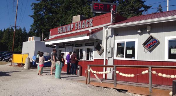 This Ramshackle Shrimp Shack Hiding In Washington Serves The Best Seafood Around