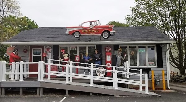 Revisit The Glory Days At This 50s-Themed Restaurant In Rhode Island