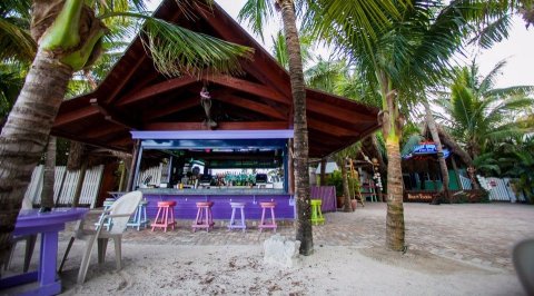The Best Beach Bar In America Where You'll Always Feel Like You're On Summer Vacation