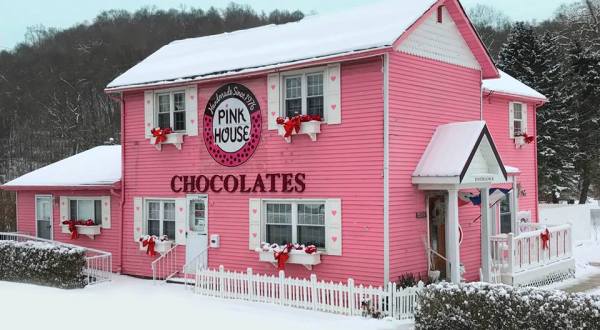 Treat Yourself To A Blast From The Past At This 100-Year-Old Candy Shop Near Pittsburgh