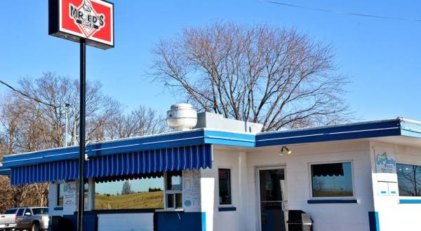 The Burgers And Shakes From This Middle-Of-Nowhere Missouri Drive-In Are Worth The Trip