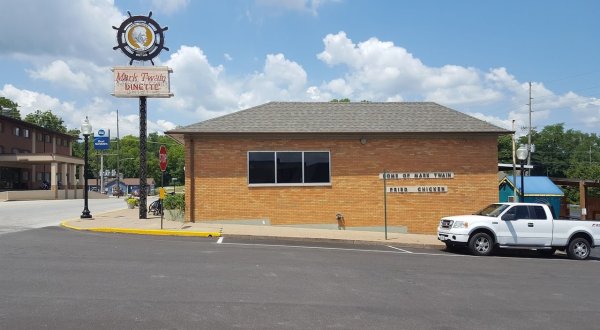 This Old-School Missouri Restaurant Serves Chicken Dinners To Die For