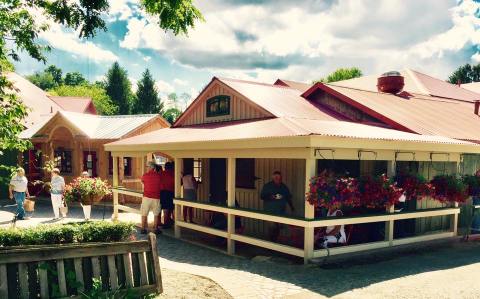 This One-Of-A-Kind Berry Farm Near Pittsburgh Serves Up Fresh Homemade Pie To Die For