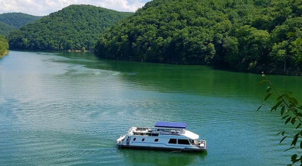 Spend The Night On The Water In This Wonderfully Cool Houseboat In West Virginia