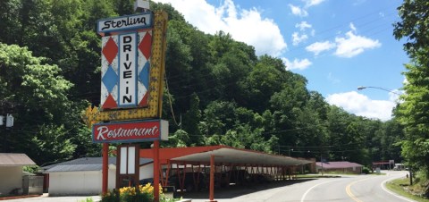 This Old-School West Virginia Restaurant Serves Chicken Dinners To Die For