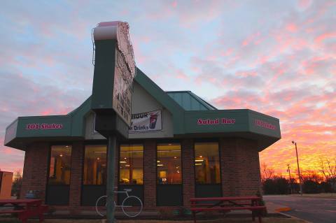 The Burgers And Shakes From This Middle-Of-Nowhere Kansas Drive-In Are Worth The Trip