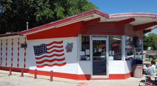 The Roadside Hamburger Hut In Kansas That Shouldn’t Be Passed Up