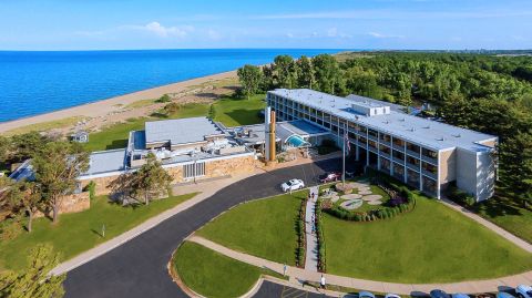 There's A Breathtaking Hotel Tucked Away Inside Of This Illinois State Park