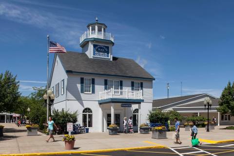 This Lighthouse Lover's Outlet In Indiana Is The Spring Bargain Hunting Experience You've Been Looking For