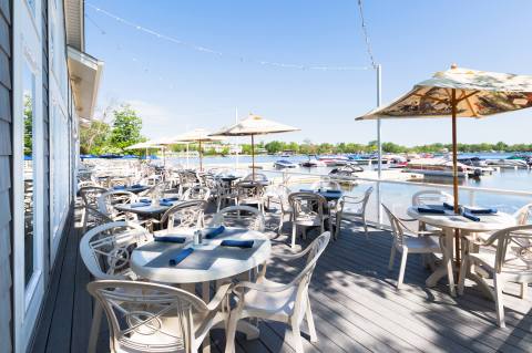 There's A Patio Restaurant In Illinois Where You Can Watch Boats Come In And Out Of The Marina