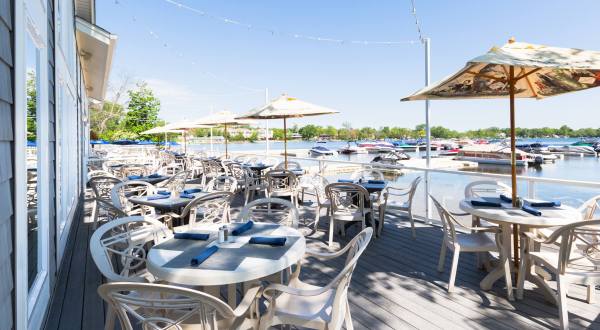 There’s A Patio Restaurant In Illinois Where You Can Watch Boats Come In And Out Of The Marina