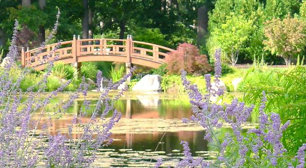 Spring Is The Most Beautiful Time Of Year To Visit This Undeniably Captivating Garden In Indiana