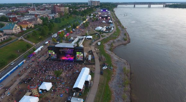 This Annual Tennessee Festival Takes Place Right On The Mississippi River