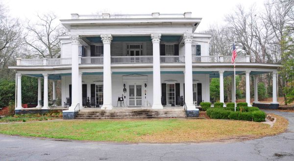 An Overnight Ghost Hunt At This Notoriously Haunted South Carolina Inn Is The Creepiest Thing You’ll Ever Do