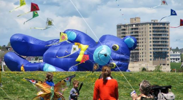 The Bug Light Kite Festival In Maine Is The Most Charming Way To Celebrate Spring