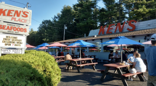 The Old Fashioned Drive-In Restaurant In Maine That Hasn’t Changed In Decades