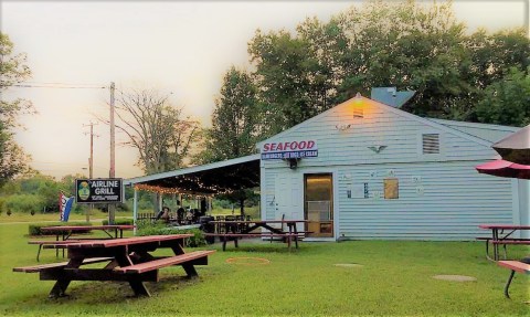 The Burgers And Shakes From This Middle-Of-Nowhere Connecticut Drive-In Are Worth The Trip