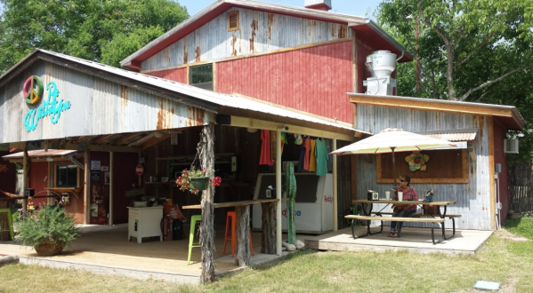 A ‘60s-Themed Restaurant In Texas, Hippie Chic’s River Shack Is A Groovy Place To Dine