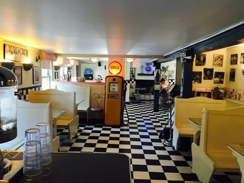 Revisit The Glory Days At This 50s-Themed Restaurant In Vermont