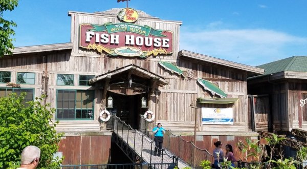 This Floating Restaurant In Missouri Is Such A Unique Place To Dine